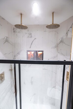 Executive Apartment, Ensuite, City View (Apt 3) | Bathroom | Combined shower/bathtub, jetted bath, hydromassage showerhead - Manhattan Luxury Suites  (Bradford)