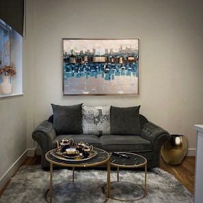 Apartamento superior, bañera de hidromasaje, vistas a la ciudad (Apt 2) | Zona de estar | Una Smart TV, Netflix, servicios de streaming