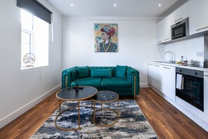 Deluxe-lejlighed - boblebad - byudsigt (Apt 5) | Opholdsområde | Smart-tv, Netflix, streamingtjenester