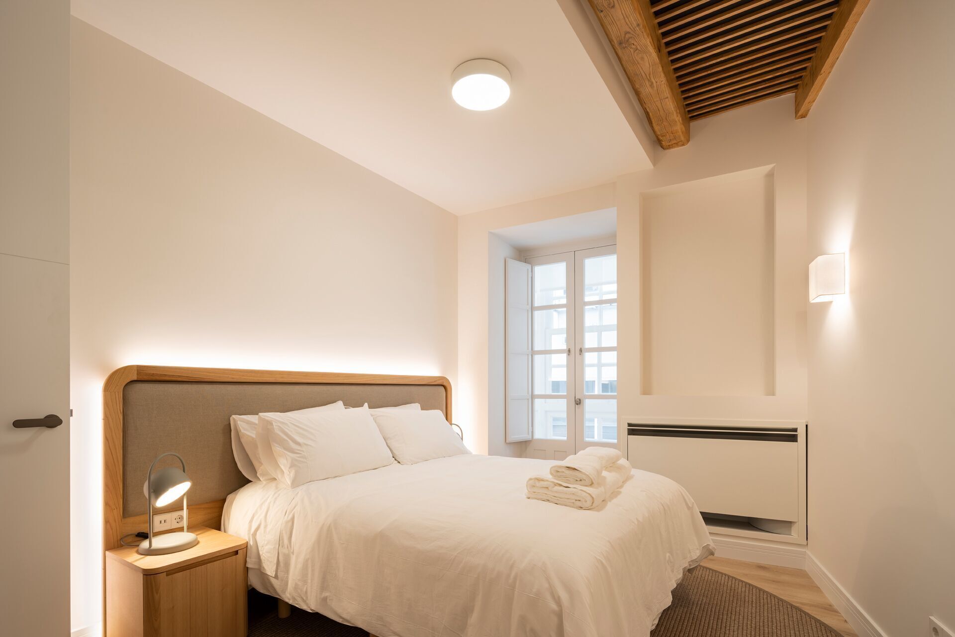 Tabla de planchar con plancha, wifi gratis y ropa de cama 