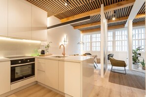 Kjøleskap, mikrobølgeovn, ovn og kokeplater