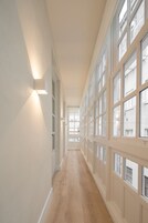 Tabla de planchar con plancha, wifi gratis y ropa de cama 