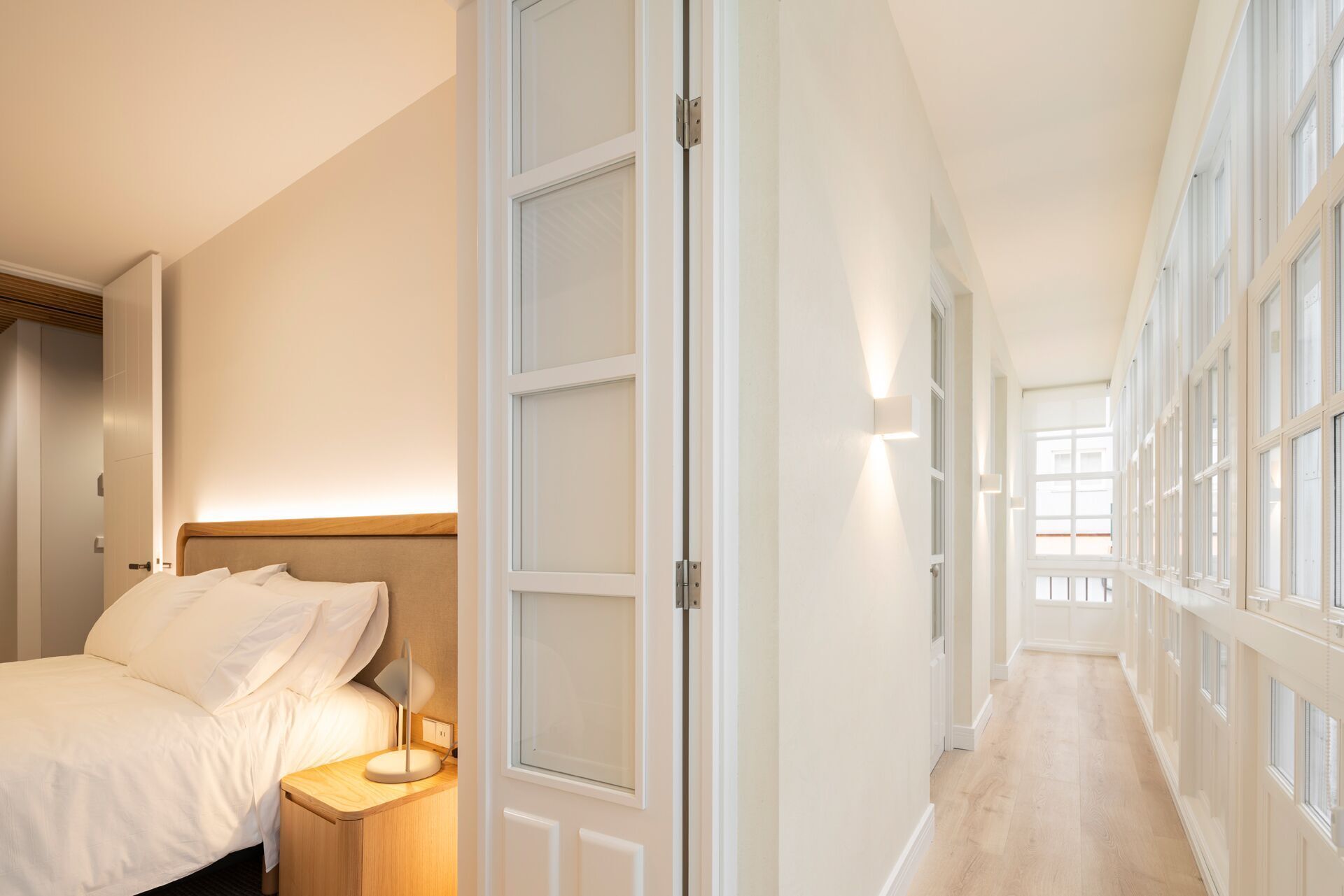 Tabla de planchar con plancha, wifi gratis y ropa de cama 