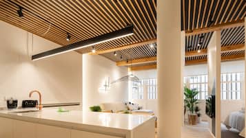 Apartamento Estudio | Cocina privada | Frigorífico grande, microondas, horno y placa de cocina