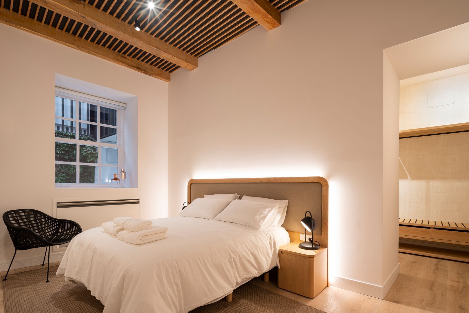 Tabla de planchar con plancha, wifi gratis y ropa de cama 
