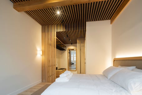 Tabla de planchar con plancha, wifi gratis y ropa de cama . NORO Plaza