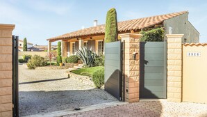 A house with a gated entrance, a stone facade, and a tiled roof. - Beautiful home in Espeluche (Espeluche)