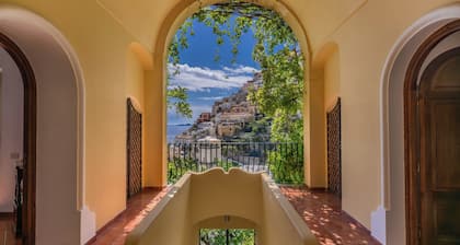 Positano: Casa Ligea--in a beautiful old villa, in the heart of Positano