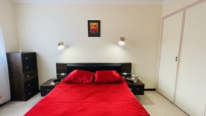 2 habitaciones, escritorio, tabla de planchar con plancha y wifi gratis 
