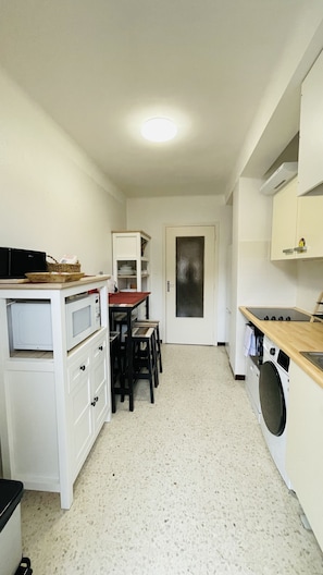 ثلاجة، ميكروويف، فرن، موقد طهي مسطح