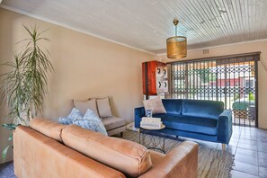 Rumah (4 Bedrooms) | Area keluarga | TV