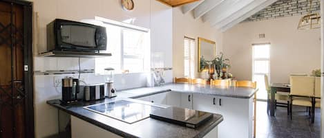 Maison (4 Bedrooms) | Cuisine privée | Grand réfrigérateur, micro-ondes, four, plaque de cuisson