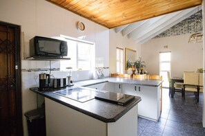 Nhà (4 Bedrooms) | Bếp riêng | Tủ lạnh, lò vi sóng, lò nướng, bếp nấu 