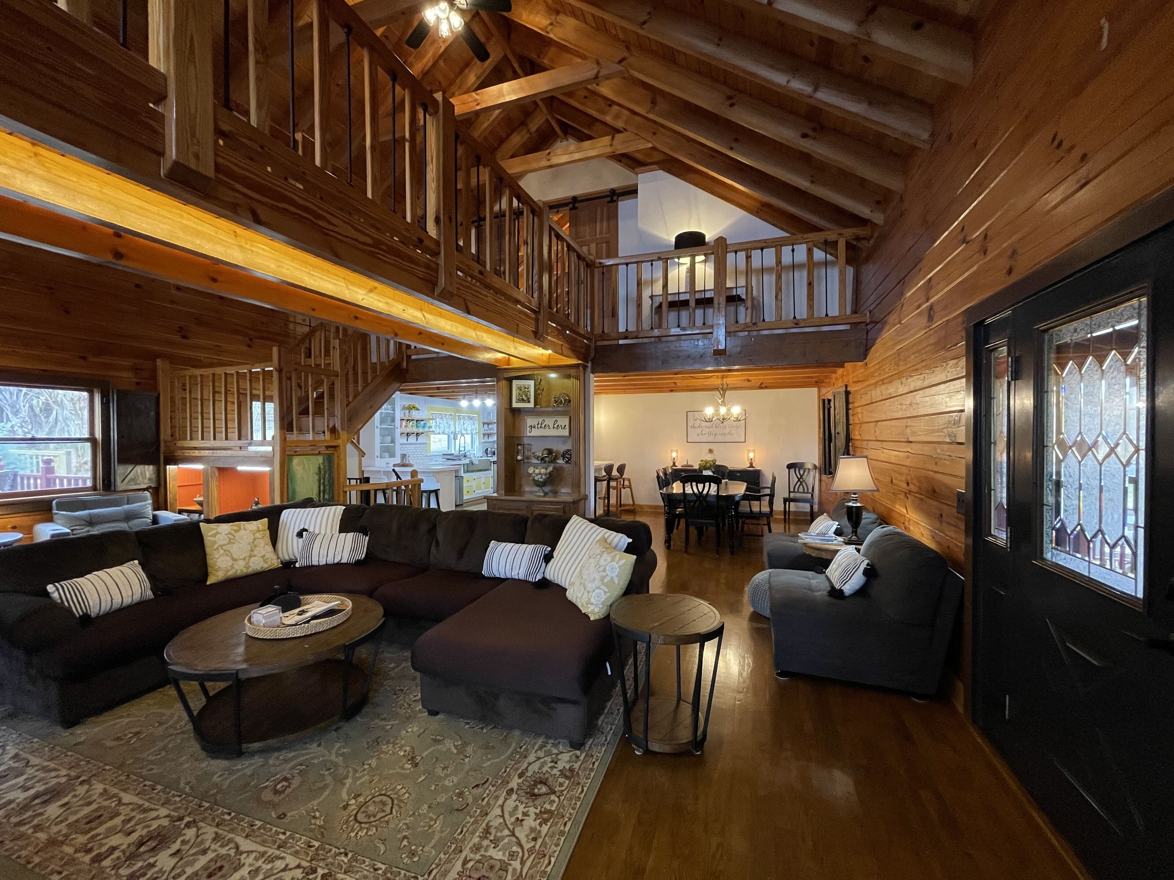 Smart TV, chimenea, libros y biblioteca musical 