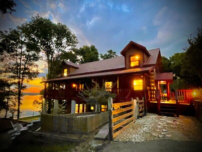 Lakefront log cabin over looking Walter George Reservoir, aka Lake Eufaula, Al