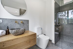 Huis | Badkamer | Een douche, een haardroger, handdoeken, zeep