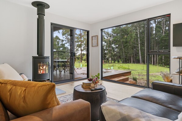 Casa | Área de sala de estar | Smart TV de 50 pulgadas con canales vía satélite, televisión y chimenea 