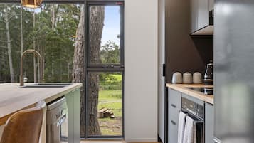 Refrigerador con freezer, microondas, horno, placa de cocina