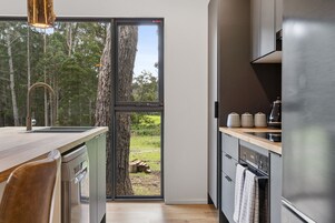 Refrigerador con freezer, microondas, horno, placa de cocina