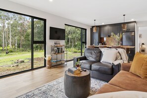 Casa | Área de sala de estar | Smart TV de 50 pulgadas con canales vía satélite, televisión y chimenea 