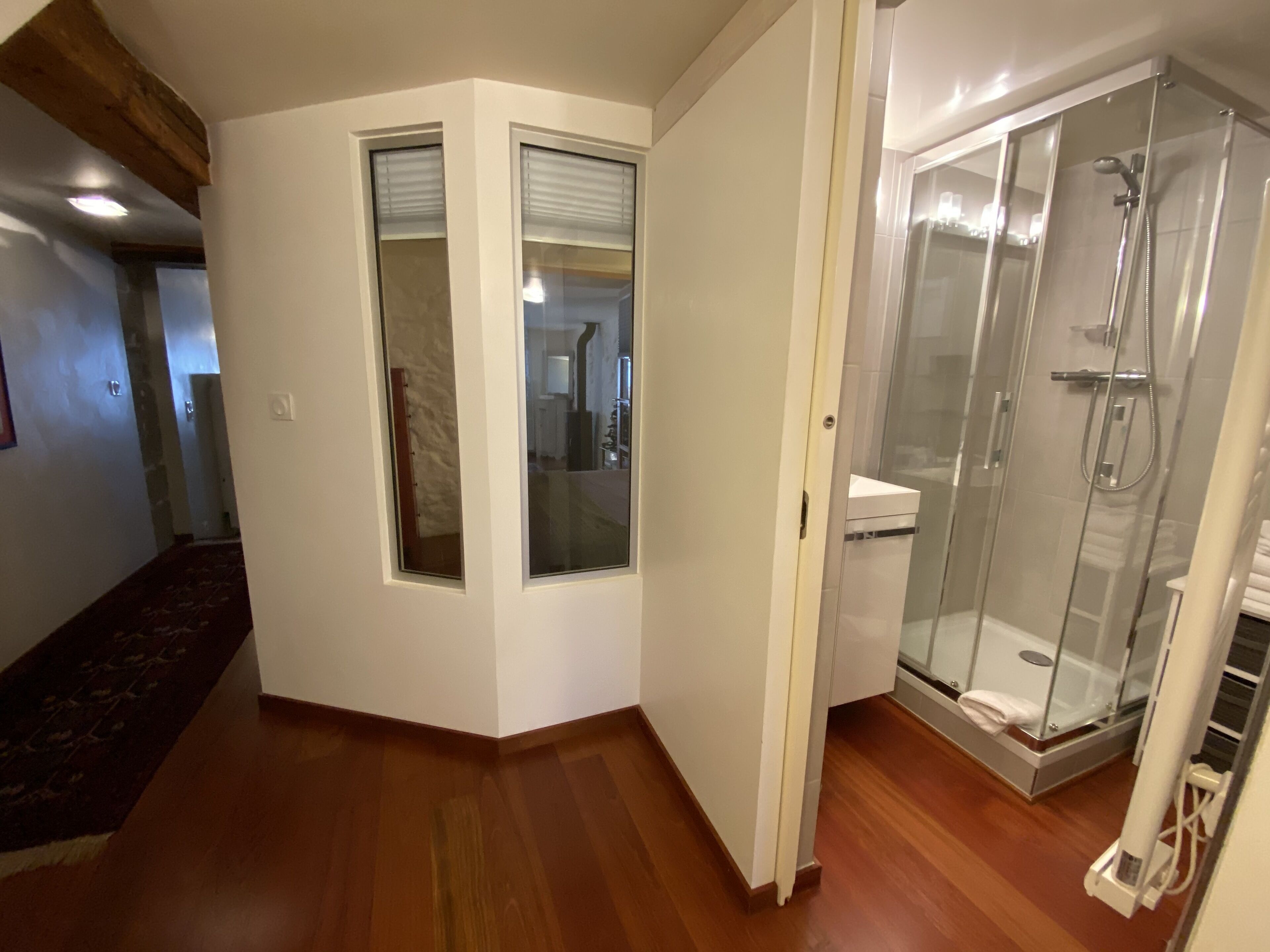 Douche, sèche-cheveux, serviettes fournies, savon