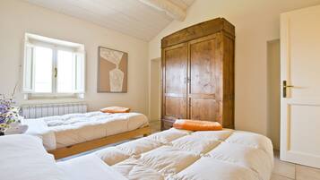 3 makuuhuonetta, tallelokero huoneessa, silitysrauta/-lauta