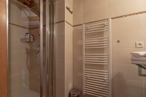Douche, séchoir à cheveux, serviettes fournies, savon