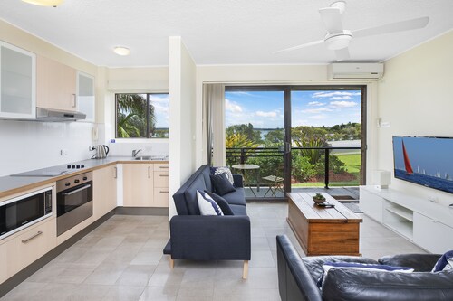 Wallis View 3 - Short stroll to beaches and restaurants