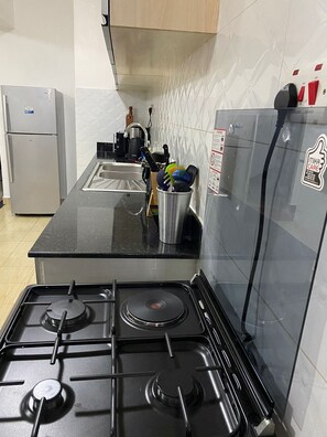 Kjøleskap, mikrobølgeovn, kokeplater og kaffetrakter/tekoker