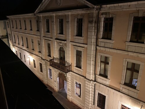 Large bright and romantic studio in the historic center