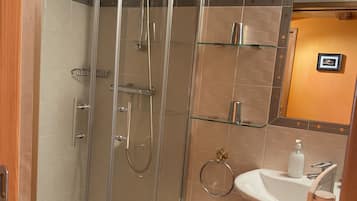 Dusche, Haartrockner, Handtücher, Seife
