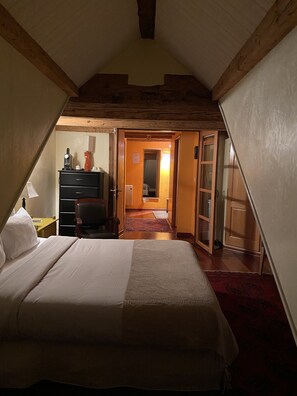 1 間睡房、書桌、熨斗/熨衫板、可攜式嬰兒床