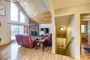 Smart TV, chimenea y futbolito