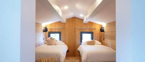 5 quartos, escrivaninha, ferros/tábuas de passar roupa, berço de viagem