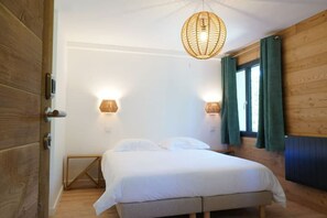 5 dormitorios, escritorio, tabla de planchar con plancha y cuna de viaje