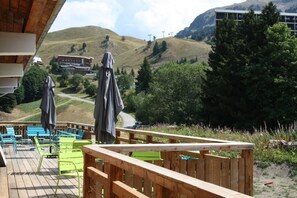 Outdoor dining - L'Etincelle Mountain Lodge - Gîte "Côté Lac" sleeps 14 4 stars (Chamrousse)