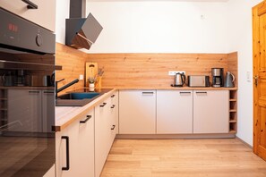 Fridge, microwave, stovetop, dishwasher