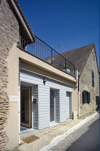LE GÎTE DES REMPARTS – 17th Century House in Beaune Intra-Muros with terrace