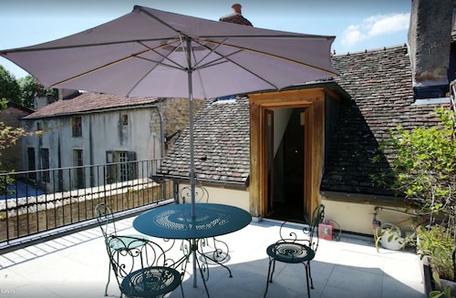 LE GÎTE DES REMPARTS – 17th Century House in Beaune Intra-Muros with terrace