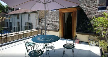 LE GĂTE DES REMPARTS â 17th Century House in Beaune Intra-Muros with terrace