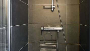 Douche, sĂšche-cheveux, serviettes fournies, papier toilette