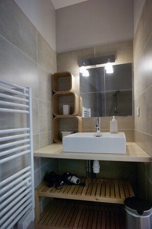 Suihku, hiustenkuivaaja, pyyhkeet, vessapaperi