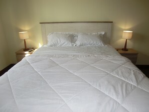 2 chambres, coffre-fort, fer et planche à repasser