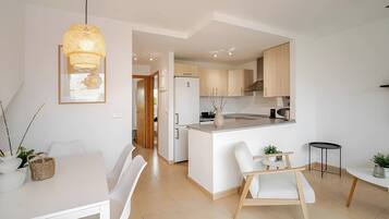 Een koelkast, een magnetron, een oven, een kookplaat