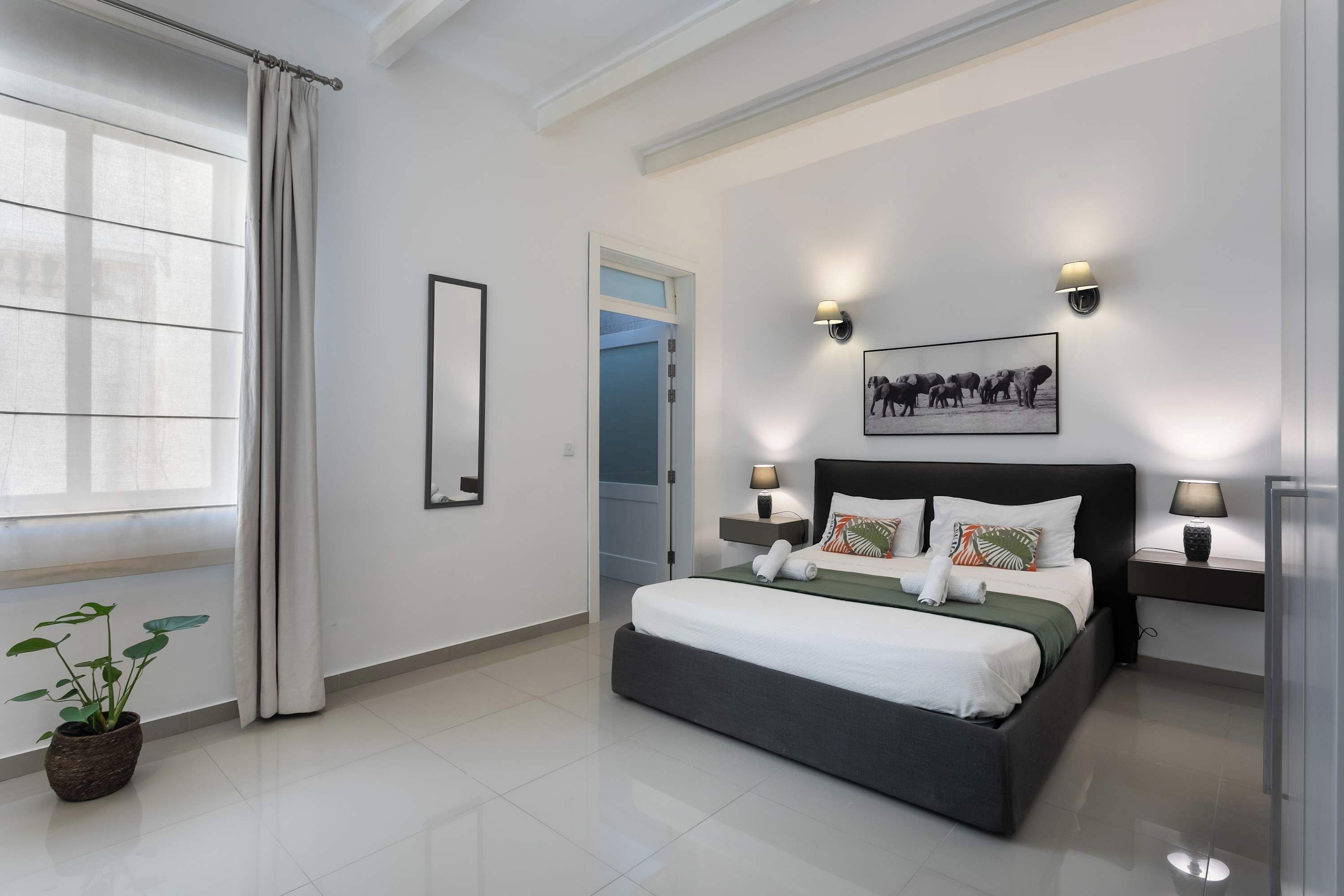 4 slaapkamers, een strijkplank/strijkijzer, wifi, beddengoed