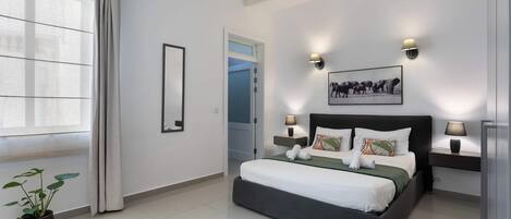 4 bedrooms, iron/ironing board, WiFi, bed sheets