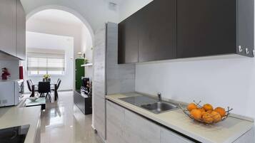 Kühlschrank, Mikrowelle, Ofen, Herdplatte