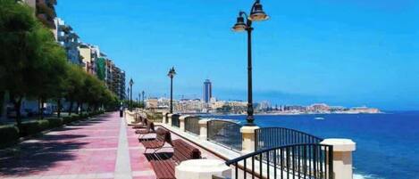 المنطقة المحيطة بالمنشأة