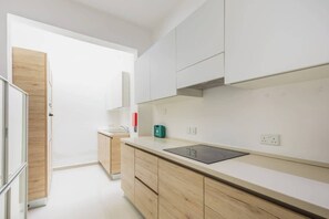 Kühlschrank, Mikrowelle, Ofen, Geschirrspüler