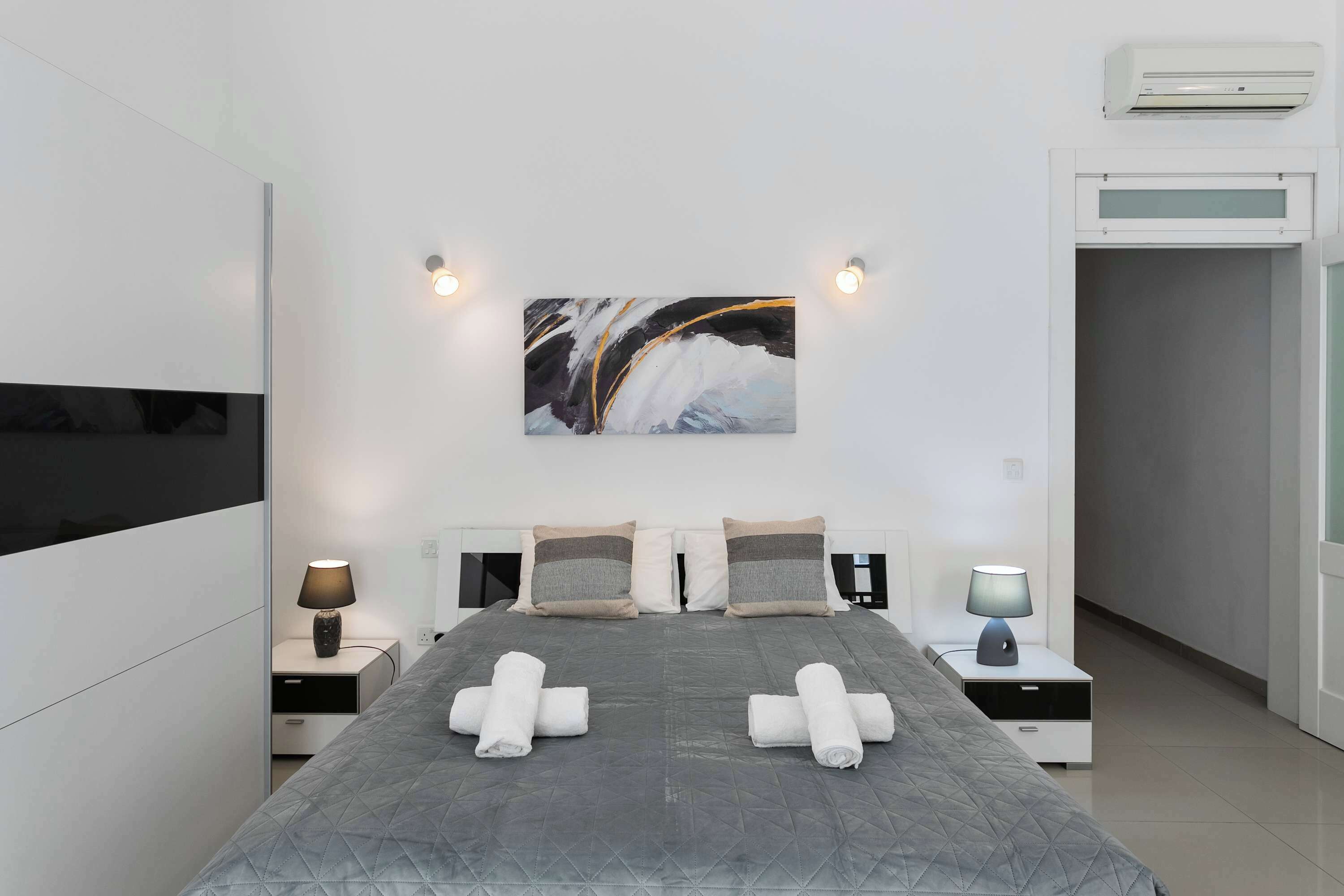 4 habitaciones, escritorio, tabla de planchar con plancha y wifi 